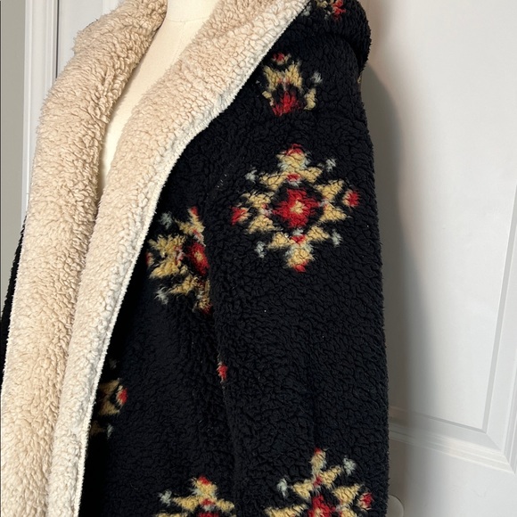 Oversized Reversible Cream and Black Sherpa Cardigan - Picture 5 of 6